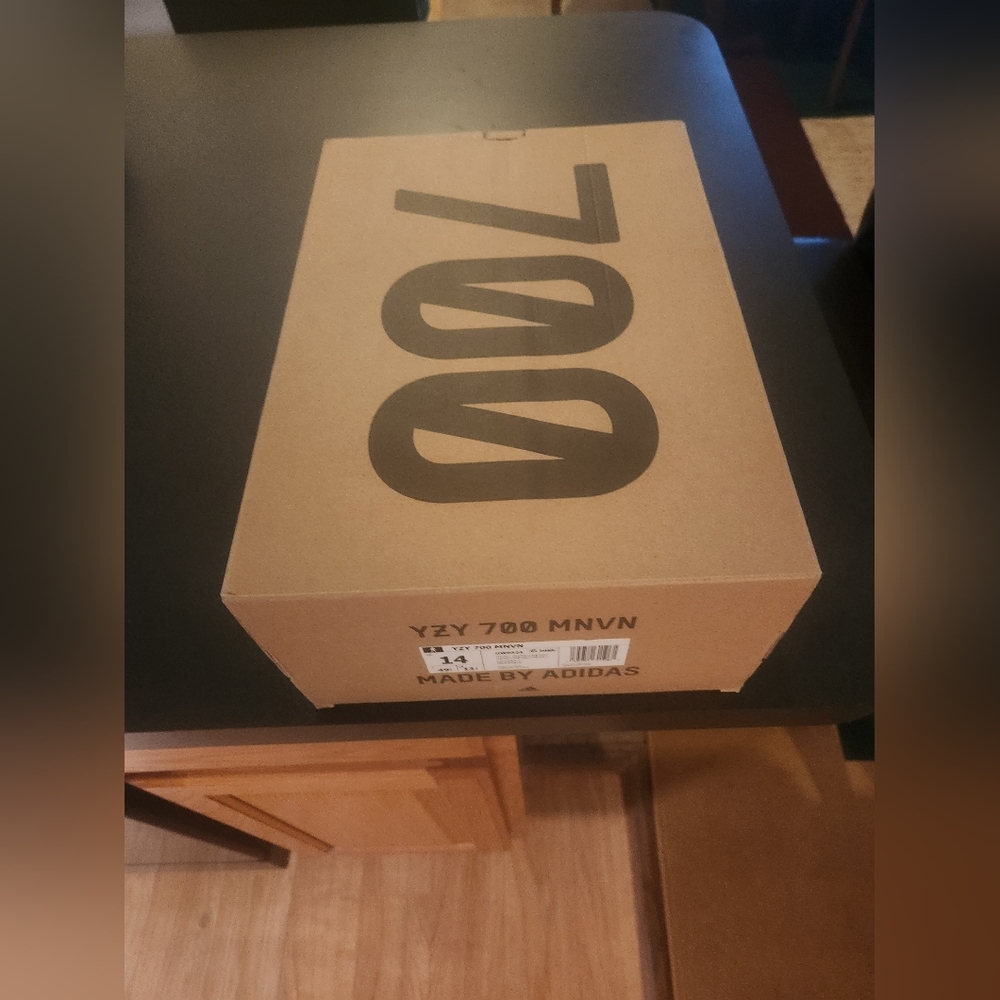 Box for yeezy 700 mvn